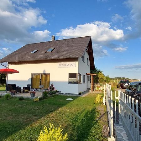 Apartmany Kohoutek A Slepicka V Novohradskych Horach Nové Hrady Exterior foto
